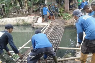 Cegah Banjir dan Tumpukan Sampah, PUPR Depok Pasang Jaring Besi di Situ Pedongkelan - JPNN.com Jabar