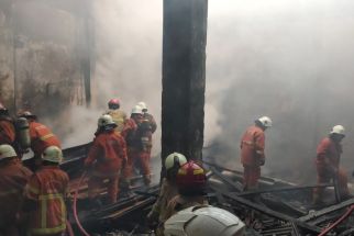 Korsleting Listrik, Gudang Rongsokan di Wonosari Surabaya Ludes Terbakar - JPNN.com Jatim