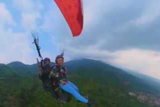 Menikmati Indahnya Alam Puncak Bogor Dengan Paralayang - JPNN.com Jabar