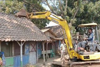 Diduga Jadi Tempat Prostitusi, Puluhan Warung di Pantura Batang Dibongkar - JPNN.com Jateng