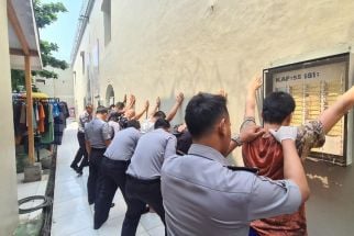 Sidak Kamar Napi, Petugas Rutan Serang Temukan Barang Terlarang  - JPNN.com Banten