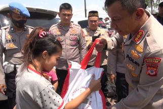 Warga Pendatang di Gedebage Bandung Terima Sembako Bantuan Presiden Jokowi - JPNN.com Jabar