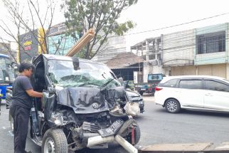 Mobil Pickup Tabrak Tiga Kendaraan di Simpang Buah Batu Bandung, Pengemudi Tewas Terjepit - JPNN.com Jabar