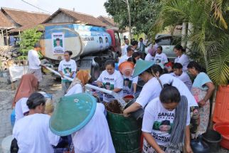Kiai Muda Ganjar Beri Bantuan Air Bersih Warga Kekeringan di Desa Bojonegoro - JPNN.com Jatim
