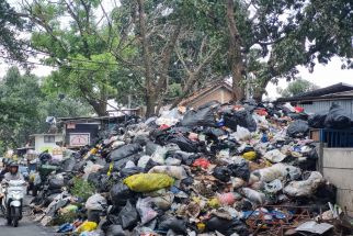 Menjijikkan, Tumpukan Sampah Menggunung di Jalan Gudang Selatan Bandung - JPNN.com Jabar