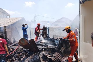 Rumah Produksi Pempek di Depok Hangus Terbakar - JPNN.com Jabar