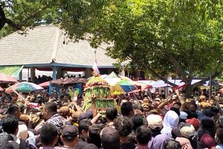Grebeg Maulud Keraton Surakarta, Warga Berebut Gunungan - JPNN.com Jateng