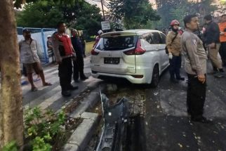 Diduga Mabuk, 3 Pemuda Kecelakaan, Mobil Tabrak Pohon di Tenggilis Surabaya - JPNN.com Jatim