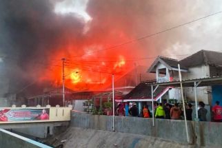 Kebakaran di Solo, Api Makin Membesar, Warga Panik, Berhamburan - JPNN.com Jateng