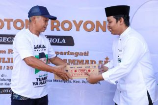 Memperingati Maulid Nabi, Santri Dukung Ganjar Gotong Royong Mengecat Musala di Karawang - JPNN.com Jabar