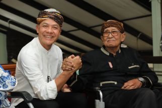 Ganjar Pranowo Dipasangkan Ikat Sunda, Tanda Jadi Bagian Keluarga Solihin GP, Sinyal Dukungan? - JPNN.com Jabar