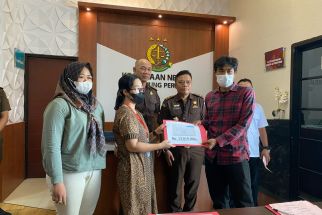 Keluarga Dua Narapidana Penganiayaan Jurnalis Nurhadi Bayarkan Restitusi - JPNN.com Jatim