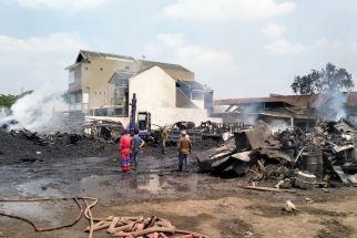 Rabu Dini Hari, Kobaran Api di Kampung Joyosudiran Solo Akhirnya Padam, 5 Rumah Hangus Terbakar - JPNN.com Jateng