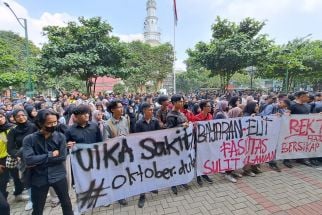 Buntut Kasus Dugaan Pelecehan Seksual, Ratusan Mahasiswa Uika Bogor Gelar Aksi Unjuk Rasa - JPNN.com Jabar