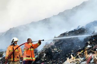 Penyelamatan Dramatis, Puluhan Pemulung Terjebak Kebakaran di TPA Jatibarang Semarang - JPNN.com Jateng