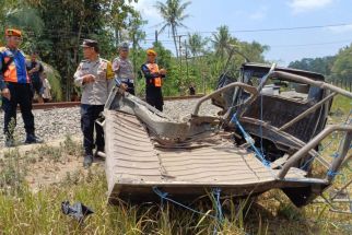 Detik-Detik Penumpang Pikap Loncat dari Mobil Saat Tertabrak Kereta di Blitar - JPNN.com Jatim