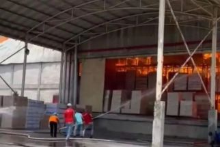DPKP Surabaya Kirim 5 Unit Tempur Bantu Padamkan Kebakaran Pabrik Tisu di Mojokerto - JPNN.com Jatim