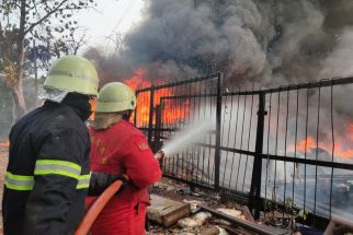 Kebakaran Gudang Penyimpanan Kabel, Api Sempat Menjalar ke Bedeng Milik Warga - JPNN.com Jabar