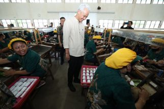Ganjar Diskusi dan Serap Aspirasi Ribuan Buruh Pabrik Rokok di Malang - JPNN.com Jatim