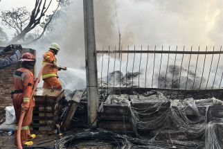 Kebakaran Gudang Penyimpanan Kabel Depok, Satu Rumah Warga Ikut Terbakar - JPNN.com Jabar