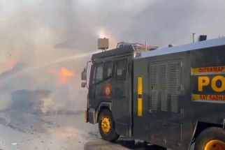 Pabrik Kertas di Kudus Terbakar, Petugas Berjibaku Bejam-jam Padamkan Api - JPNN.com Jateng