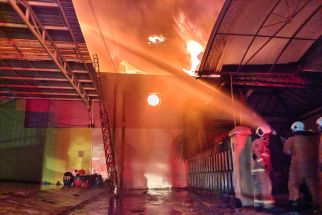 Korsleting Listrik, Pabrik Lilin di Surabaya Ludes Terbakar - JPNN.com Jatim