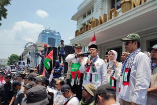 Turun ke Jalan Ikut Aksi Bela Palestina, Aher Geram Kota Suci Diinjak-injak oleh Israel - JPNN.com Jabar