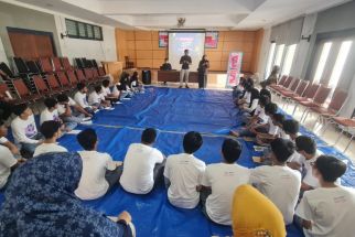 Kemenkeu Mengajar Edukasi Keuangan Kepada Puluhan Siswa SMALB-B Karya Mulia - JPNN.com Jatim