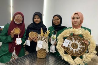 Mahasiswa Unusa Sulap Limbah Pelepah Pisang Jadi Kerajinan Tangan Estetik    - JPNN.com Jatim