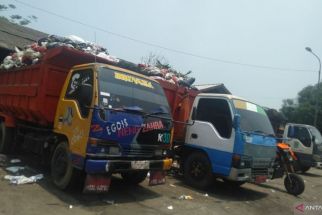 6 Ekskavator Dikerahkan Pemkab Karawang Tangani Kebakaran TPA Jalupang - JPNN.com Jabar