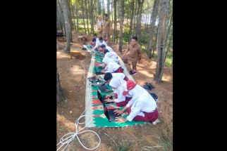 Listrik Padam, Puluhan Siswa SD di Trenggalek Lakukan ANBK di Hutan - JPNN.com Jatim