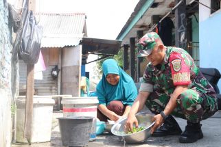 Kunjungi Dapur Warga, Wujud Perhatian Babinsa Koramil Tanjungkarang Pusat - JPNN.com Lampung