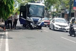Bus SIM Keliling Adu Banteng dengan Pemotor di Tulungagung - JPNN.com Jatim