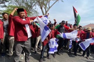 Bela Palestina, Mahasiswa Gelar Salat Gaib & Perobekan Bendera Israel di Depan Konjen AS - JPNN.com Jatim