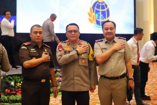 PIN Emas Disematkan kepada Irjen Pol Helmy Santika Atas Prestasi Tangani Mafia Tanah - JPNN.com Lampung
