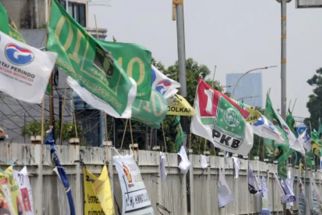Pengguna Jalan di Magelang Jatuh Akibat Bendera Partai Roboh, Bawaslu Turun Tangan - JPNN.com Jateng