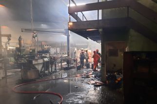 Akibat Pembakaran Sampah, Bekas Gedung PT Tranka Kabel Terbakar - JPNN.com Jabar