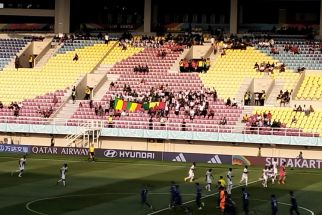 Puluhan Suporter Asal Mali Dukung Langsung di Stadion Manahan Solo - JPNN.com Jateng