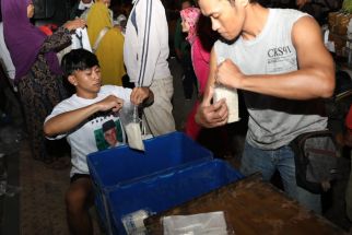 Kiai Muda Turun ke Pasar Sosialisasikan Ganjar-Mahfud Untuk Pilpres 2024 - JPNN.com Jatim