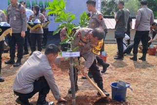 Antisipasi Bencana di Musim Hujan, Polda Jateng Giatkan Lagi Pananaman Pohon - JPNN.com Jateng