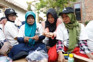 Serunya Mak-Mak di Pasuruan Mengkreasikan Baju Anak Bareng Mak Ganjar - JPNN.com Jatim