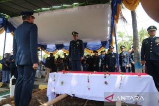 Dimakamkan di Madiun, Pilot Yuda Seta Tinggalkan Istri & 2 Anak - JPNN.com Jatim