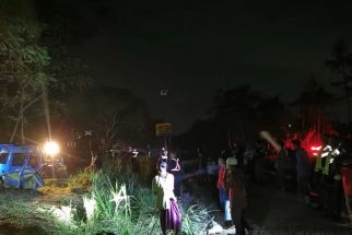 Evakuasi Bangkai Mikrobus dari Rel Paskakecelakaan, Perjalanan KA Kembali Normal - JPNN.com Jatim