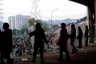 Gresik United Kalah Lawan Deltras FC, Suporter Bentrok dengan Polisi - JPNN.com Jatim