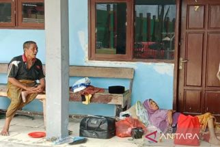 Rumah Dijual Anak, Pasangan Lansia di Bangkalan Hidup Terlantar, Tak Bisa Jalan - JPNN.com Jatim