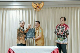 Pemkab Karawang Terima Hibah Aset Tanah di 5 Desa Senilai Rp10 Miliar dari KPK - JPNN.com Jabar