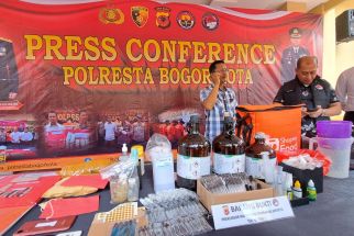 Pabrik Rumahan Tembakau Sintetis Palmerah Jakbar Digerebek Polisi, 6 Tersangka Diringkus! - JPNN.com Jabar