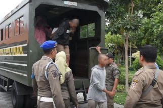 Satpol PP Surabaya Gencarkan Pengawasan Remaja di Malam Hari - JPNN.com Jatim