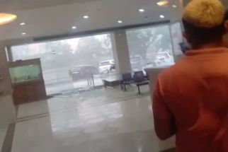 Pohon Tumbang Hingga Atap RS Pecah Saat Hujan Lebat Melanda Surabaya - JPNN.com Jatim