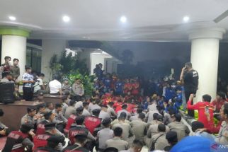 Kantor Bupati Tangerang Dikepung Massa Buruh hingga Malam Ini - JPNN.com Banten